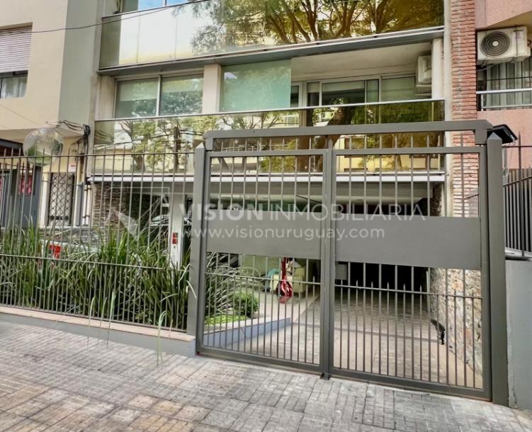 Apartamento en Venta en Pocitos / Punta Carretas.  Bajó de Precio!!  2 Dormitorios, uno en Suite con Vestidor.  2 Baños, Balcón, terminaciones Premium.  Se vende Amueblado. Tiene cómodo Garaje para 1 auto.  Piso 4 al frente.  Amenities: Barbacoa y Gy-62