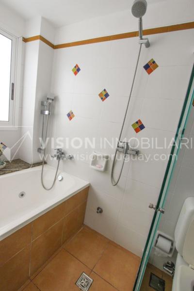 Casa inmaculada, reciclaje gran nivel, diseño y confort, Padrón Único, Punta Carretas; 3 dorm y 3 baños, barbacoa cerrada y terraza al frente, patio interior, 202 m2 construidos. A 20 mts. de Rambla, vista lateral al mar.