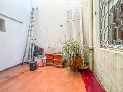 Oportunidad de Inversión: Venta de Mansión de 1905 de prestancia Señorial. Son 676 m2 en 2 plantas. Inmaculada, gran nivel. Amueblada. Ciudad Vieja. Terreno de 393 m2. Fachada de 10,5 mts. por calle Misiones. Protección Patrimonial grado 3 - U$ 507.1