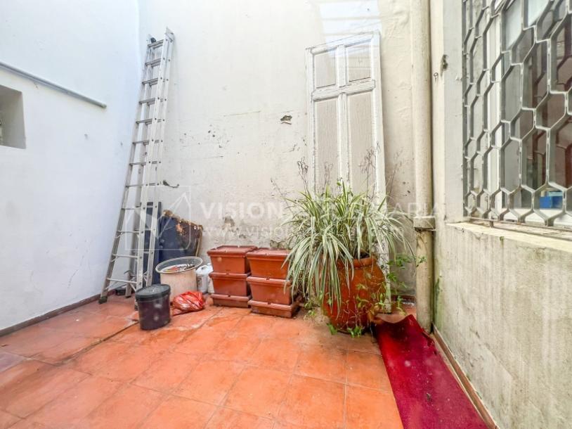 Oportunidad de Inversión: Venta de Mansión de 1905 de prestancia Señorial. Son 676 m2 en 2 plantas. Inmaculada, gran nivel. Amueblada. Ciudad Vieja. Terreno de 393 m2. Fachada de 10,5 mts. por calle Misiones. Protección Patrimonial grado 3 - U$ 507.1-72