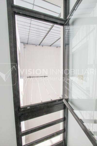 Casa inmaculada, reciclaje gran nivel, diseño y confort, Padrón Único, Punta Carretas; 3 dorm y 3 baños, barbacoa cerrada y terraza al frente, patio interior, 202 m2 construidos. A 20 mts. de Rambla, vista lateral al mar.