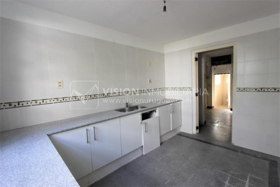 Padrón único de 641m2 en Pocitos con Casa de 13 ambientes, 302m2 construidos.-28