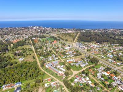 Venta conjunta de Dos Casas independientes en un gran terreno de 622 m2, una de 2 Dormitorios y 1 Baño, la otra de 1 Dormitorio y 1 Baño, Parrillero, Garaje. Barrio Español del balneario Atlántida, 8 cuadras al Norte de la Interbalnearia por Ruta 11.