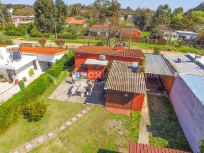 Venta conjunta de Dos Casas independientes en un gran terreno de 622 m2, una de 2 Dormitorios y 1 Baño, la otra de 1 Dormitorio y 1 Baño, Parrillero, Garaje. Barrio Español del balneario Atlántida, 8 cuadras al Norte de la Interbalnearia por Ruta 11.