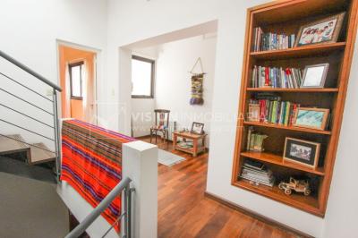 Casa inmaculada, reciclaje gran nivel, diseño y confort, Padrón Único, Punta Carretas; 3 dorm y 3 baños, barbacoa cerrada y terraza al frente, patio interior, 202 m2 construidos. A 20 mts. de Rambla, vista lateral al mar.