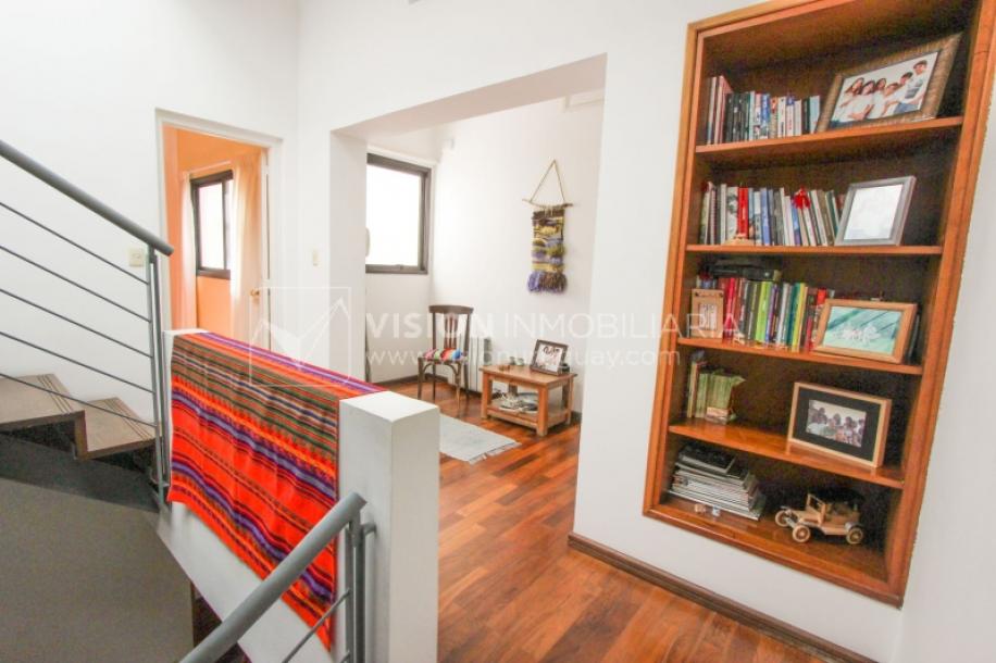 Casa inmaculada, reciclaje gran nivel, diseño y confort, Padrón Único, Punta Carretas; 3 dorm y 3 baños, barbacoa cerrada y terraza al frente, patio interior, 202 m2 construidos. A 20 mts. de Rambla, vista lateral al mar.-30