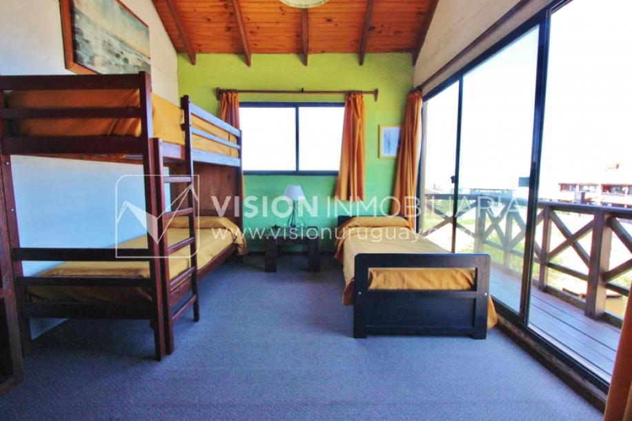 Espectacular Casa en Punta del Diablo a pasos del mar; piscina climatizada, barbacoa, chillout.-67