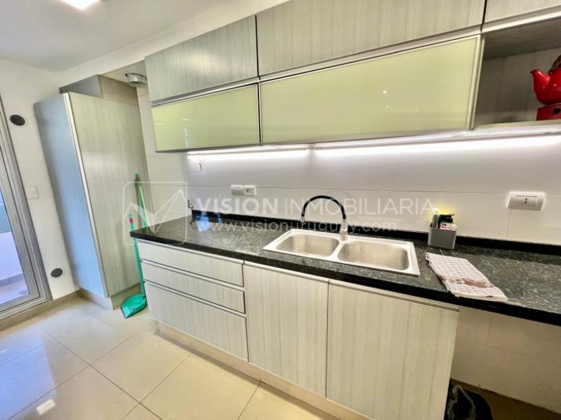 Apartamento en Venta en Pocitos / Punta Carretas.  Bajó de Precio!!  2 Dormitorios, uno en Suite con Vestidor.  2 Baños, Balcón, terminaciones Premium.  Se vende Amueblado. Tiene cómodo Garaje para 1 auto.  Piso 4 al frente.  Amenities: Barbacoa y Gy-19