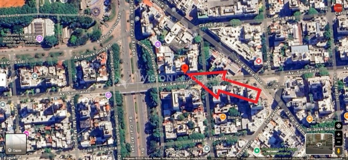 Apartamento en Venta en Pocitos / Punta Carretas.  Bajó de Precio!!  2 Dormitorios, uno en Suite con Vestidor.  2 Baños, Balcón, terminaciones Premium.  Se vende Amueblado. Tiene cómodo Garaje para 1 auto.  Piso 4 al frente.  Amenities: Barbacoa y Gy-63