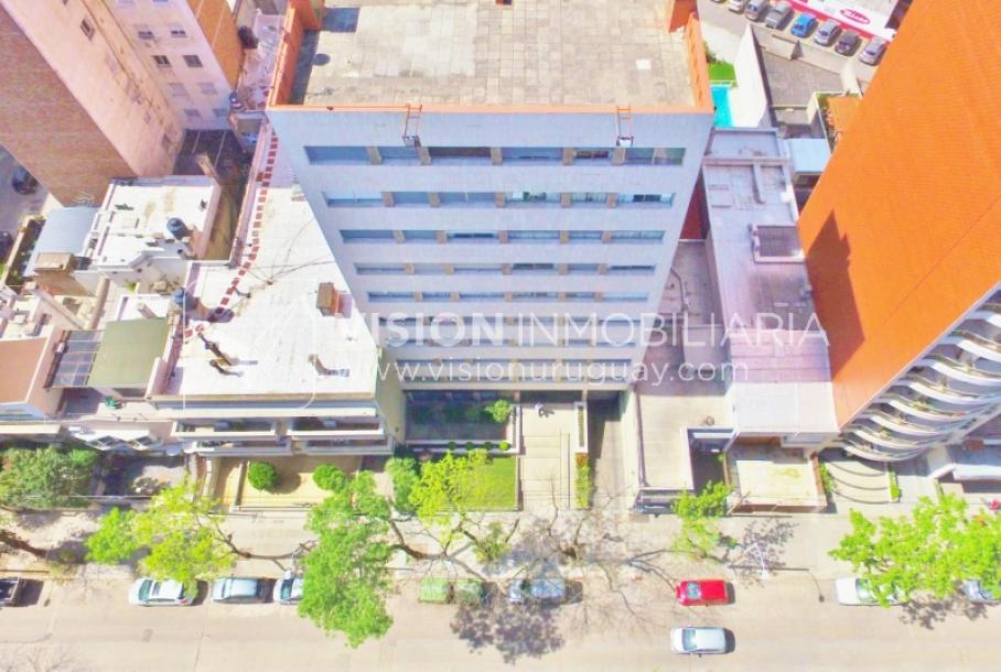 Excelente Apartamento en Pocitos, Pagola casi Rambla; 3 dormitorios y 2 baños, cocina definida. Con Garaje.-52