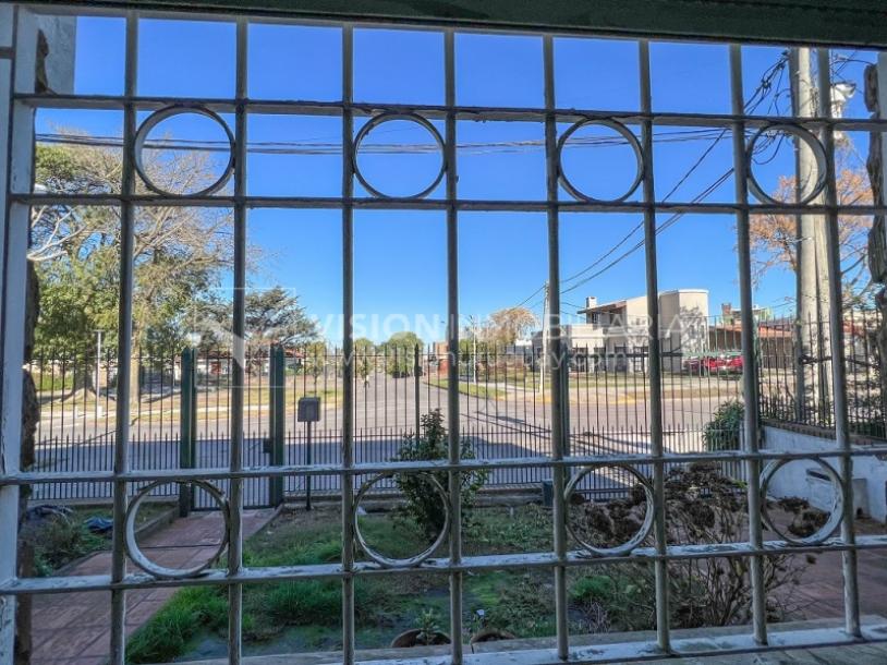 Casa en Venta de 3 Dormitorios, 2 Baños, Garaje, Jardín y Patio. 130 m2 construidos en Propiedad Horizontal -padrón de 290 m2-, en Malvín Sur a 50 mts. de Plaza Italia. U$ 220.000-64