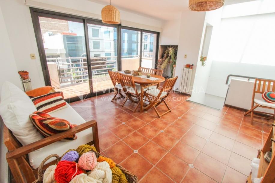 Casa inmaculada, reciclaje gran nivel, diseño y confort, Padrón Único, Punta Carretas; 3 dorm y 3 baños, barbacoa cerrada y terraza al frente, patio interior, 202 m2 construidos. A 20 mts. de Rambla, vista lateral al mar.-73