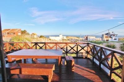 Espectacular Casa en Punta del Diablo a pasos del mar; piscina climatizada, barbacoa, chillout.