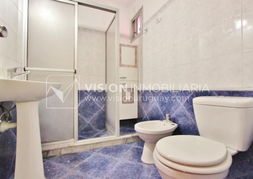 Excelente Apartamento en Pocitos, Pagola casi Rambla; 3 dormitorios y 2 baños, cocina definida. Con Garaje.-24