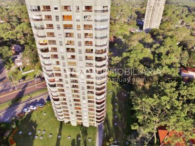 Apartamento en piso alto, 2 dorm. y servicio, muy amplios ambientes 118m2 con amenities y gran confort.