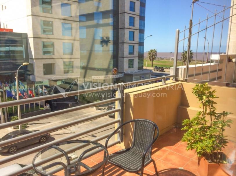 Casa inmaculada, reciclaje gran nivel, diseño y confort, Padrón Único, Punta Carretas; 3 dorm y 3 baños, barbacoa cerrada y terraza al frente, patio interior, 202 m2 construidos. A 20 mts. de Rambla, vista lateral al mar.-83