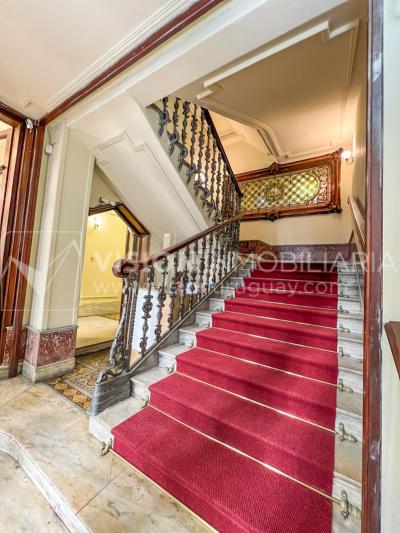 Oportunidad de Inversión: Venta de Mansión de 1905 de prestancia Señorial. Son 676 m2 en 2 plantas. Inmaculada, gran nivel. Amueblada. Ciudad Vieja. Terreno de 393 m2. Fachada de 10,5 mts. por calle Misiones. Protección Patrimonial grado 3 - U$ 507.1