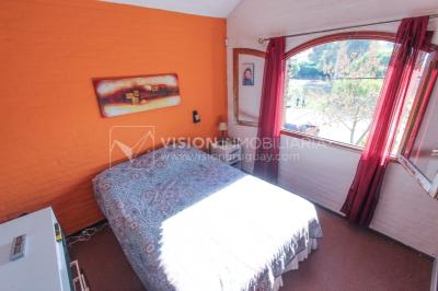 Casa moderna 2 dorm, 2 baños, 409 m2 terreno y 157m2 construidos, Fortin de Santa Rosa, con buen fondo y barbacoa, Garaje.