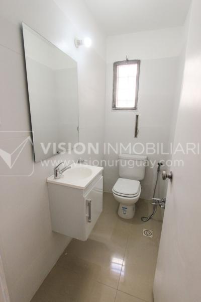 Apto Pocitos esq. Rambla, 3 Dorm 2 Baños, Cocina definida, 2do Piso al Frente, Garaje.