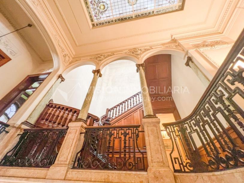 Venta de Palacete: Mansión señorial de 1913 de 690 m2 interiores y 224 de terrazas; 4 plantas, una reciclada inmaculada de gran nivel, completamente Amueblada. Ciudad Vieja. Inversión: U$ 400.000 dólares-9