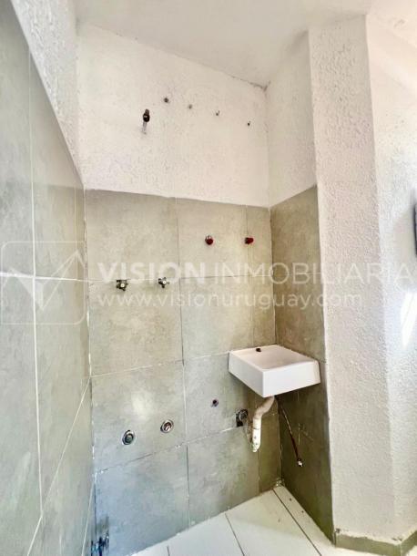 Apartamento Duplex en Venta ideal Renta. Al frente, 4 Dormitorios y 2 Baños, La Unión sobre Av. 8 de Octubre, Piso 1 por escalera, reciclado, impecable para entrar ya. 204 m2 totales 111 m2 interiores + 93 m2 Terrazas. Parrillero.-43