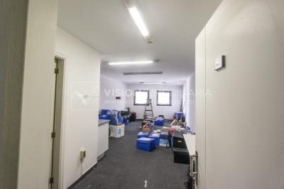 Alquiler de Oficina doble 5to Piso al Frente, 60m2 dos entradas dos baños, Pza Independencia esq Juncal Centro Ciudad Vieja