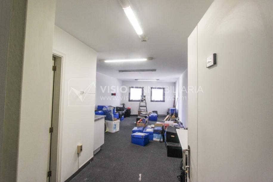 Alquiler de Oficina doble 5to Piso al Frente, 60m2 dos entradas dos baños, Pza Independencia esq Juncal Centro Ciudad Vieja-1