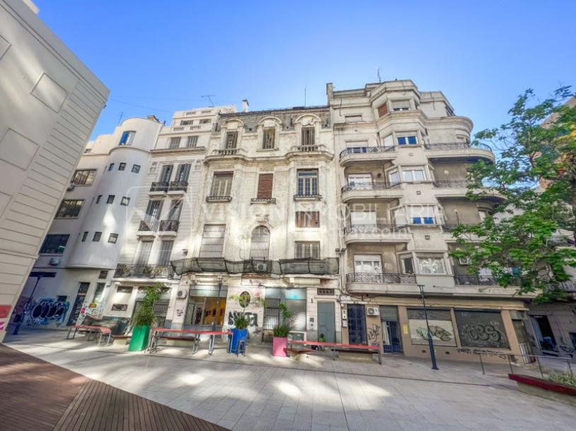 Venta de Palacete: Mansión señorial de 1913 de 690 m2 interiores y 224 de terrazas; 4 plantas, una reciclada inmaculada de gran nivel, completamente Amueblada. Ciudad Vieja. Inversión: U$ 400.000 dólares-76