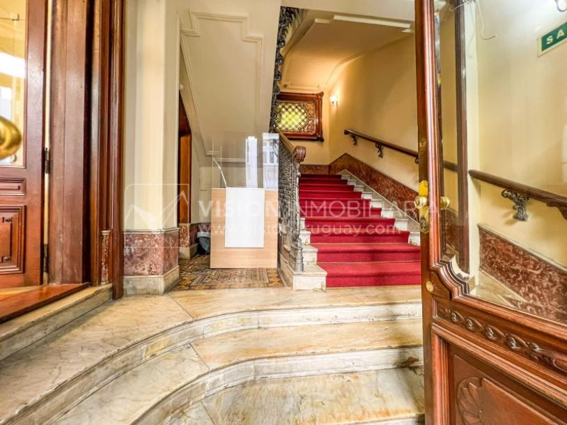 Oportunidad de Inversión: Venta de Mansión de 1905 de prestancia Señorial. Son 676 m2 en 2 plantas. Inmaculada, gran nivel. Amueblada. Ciudad Vieja. Terreno de 393 m2. Fachada de 10,5 mts. por calle Misiones. Protección Patrimonial grado 3 - U$ 507.1-12