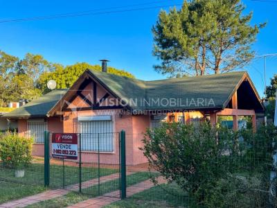 Venta de Casa en Santa Lucia del Este: 2 Dorm. y Baño, más Apto. 1 Dorm. y Baño. Estufa a Leña, Parrillero, Jardín, Fondo, Cochera Porsche, Cerco. 554 m2 de Terreno, 125 m2 construidos. a 150 mts de la Rambla. Se vende Totalmente Amueblada y Equipada