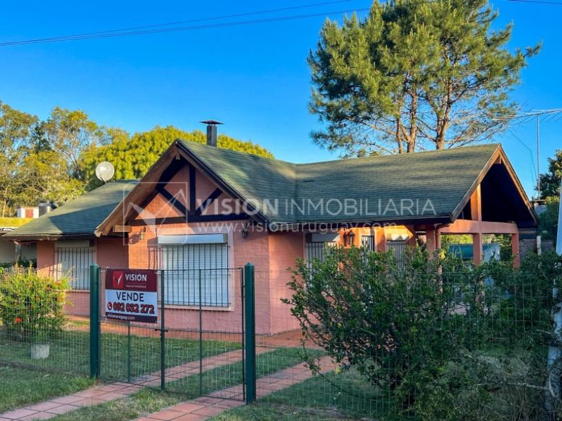 Venta de Casa en Santa Lucia del Este: 2 Dorm. y Baño, más Apto. 1 Dorm. y Baño. Estufa a Leña, Parrillero, Jardín, Fondo, Cochera Porsche, Cerco. 554 m2 de Terreno, 125 m2 construidos. a 150 mts de la Rambla. Se vende Totalmente Amueblada y Equipada-0