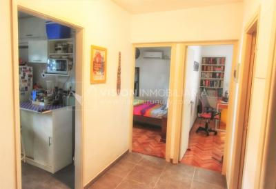 Apto. con Renta, 2 Dorm y 2 Baños, 63 m2, Cordón Sur, 2do Piso por Escalera, Parrillero compartido