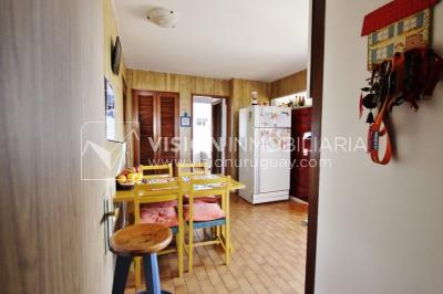 Apartamento en piso alto, 2 dorm. y servicio, muy amplios ambientes 118m2 con amenities y gran confort.