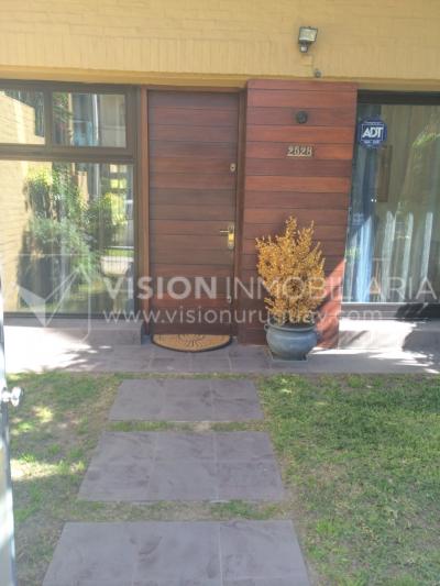 Casa inmaculada, reciclaje gran nivel, diseño y confort, Padrón Único, Punta Carretas; 3 dorm y 3 baños, barbacoa cerrada y terraza al frente, patio interior, 202 m2 construidos. A 20 mts. de Rambla, vista lateral al mar.