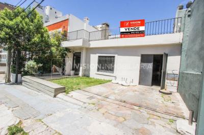 Padrón Único de 280 m2 en Punta Carretas a 50 mts. de Rambla. 132 m2 construidos. Ideal para proyectar su casa, edificio de 3 o 4 pisos, empresa, local gastronómico o restaurante, clínica, instituto u otro. Originalmente 2 dorm y 2 baños, garaje, pat