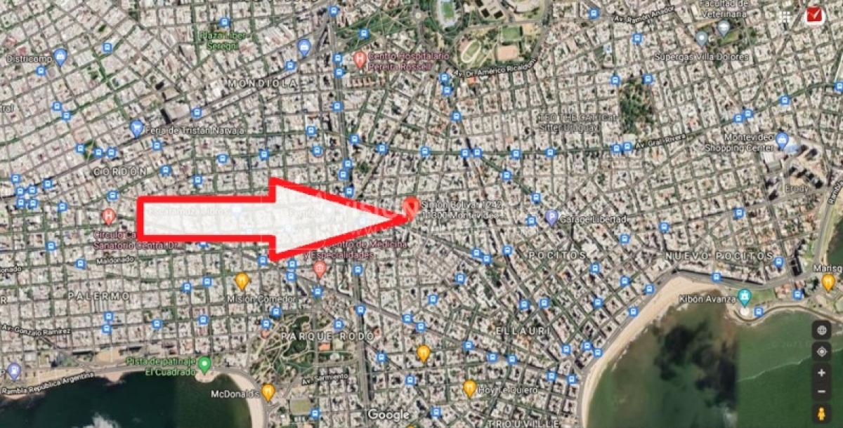 Casa de diseño, Padrón Único, Pocitos; 2 dorm en Suite, enorme salón doble altura, terreno 219 m2 con buen fondo y parrillero, 203 m2 construidos, Garaje.-44