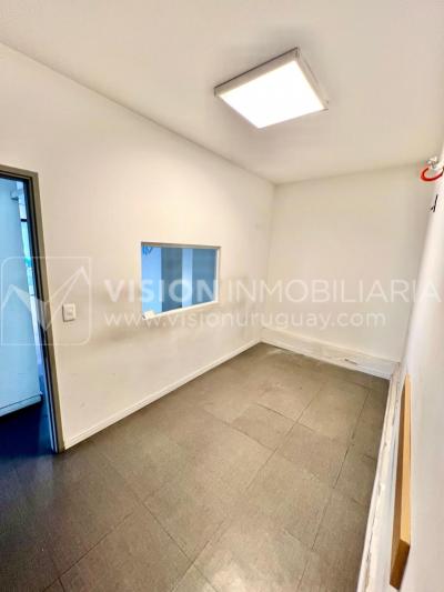 Oportunidad Alquiler de Local Comercial en la Esquina de Av Gral Rivera y Mario Cassinoni casi Bvar Artigas. $100.000 pesos mensuales, sin GC. Son 95 m2, Planta Baja.