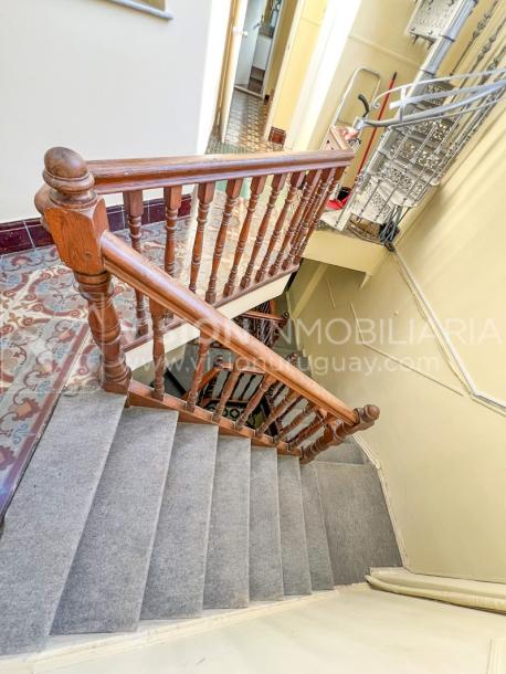 Oportunidad de Inversión: Venta de Mansión de 1905 de prestancia Señorial. Son 676 m2 en 2 plantas. Inmaculada, gran nivel. Amueblada. Ciudad Vieja. Terreno de 393 m2. Fachada de 10,5 mts. por calle Misiones. Protección Patrimonial grado 3 - U$ 507.1-52