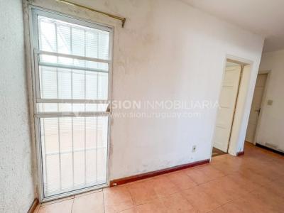 Casa en Venta de 3 Dormitorios, 2 Baños, Garaje, Jardín y Patio. 130 m2 construidos en Propiedad Horizontal -padrón de 290 m2-, en Malvín Sur a 50 mts. de Plaza Italia. U$ 220.000