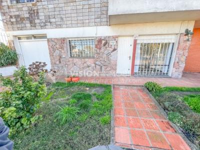 Casa en Venta de 3 Dormitorios, 2 Baños, Garaje, Jardín y Patio. 130 m2 construidos en Propiedad Horizontal -padrón de 290 m2-, en Malvín Sur a 50 mts. de Plaza Italia. U$ 220.000