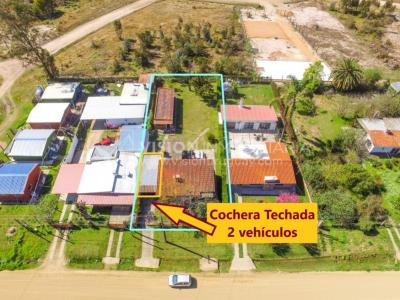 Venta conjunta de Dos Casas independientes en un gran terreno de 622 m2, una de 2 Dormitorios y 1 Baño, la otra de 1 Dormitorio y 1 Baño, Parrillero, Garaje. Barrio Español del balneario Atlántida, 8 cuadras al Norte de la Interbalnearia por Ruta 11.