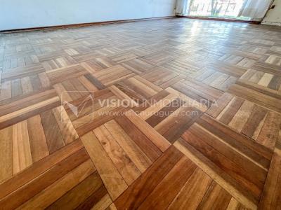 Casa en Venta de 3 Dormitorios, 2 Baños, Garaje, Jardín y Patio. 130 m2 construidos en Propiedad Horizontal -padrón de 290 m2-, en Malvín Sur a 50 mts. de Plaza Italia. U$ 220.000