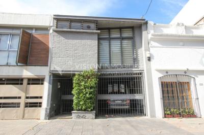 Casa de diseño, Padrón Único, Pocitos; 2 dorm en Suite, enorme salón doble altura, terreno 219 m2 con buen fondo y parrillero, 203 m2 construidos, Garaje.