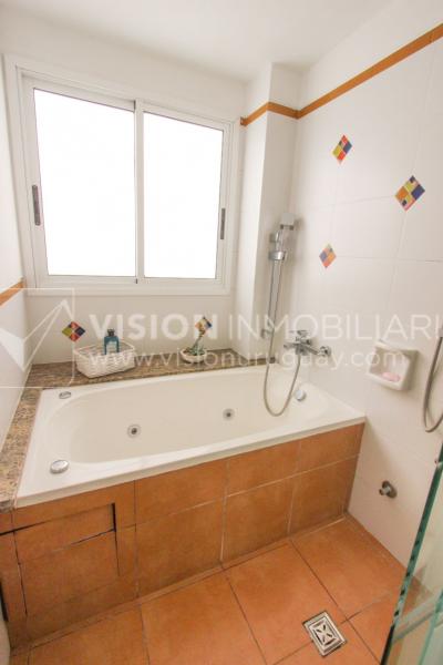 Casa inmaculada, reciclaje gran nivel, diseño y confort, Padrón Único, Punta Carretas; 3 dorm y 3 baños, barbacoa cerrada y terraza al frente, patio interior, 202 m2 construidos. A 20 mts. de Rambla, vista lateral al mar.