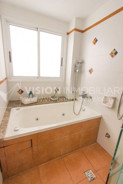 Casa inmaculada, reciclaje gran nivel, diseño y confort, Padrón Único, Punta Carretas; 3 dorm y 3 baños, barbacoa cerrada y terraza al frente, patio interior, 202 m2 construidos. A 20 mts. de Rambla, vista lateral al mar.-52