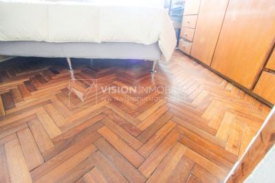 Apartamento en Pocitos, 2 dormitorios y 1 baño, Al Frente, 400 mts de Rambla, con Estufa a Leña y con Balcón - U$ 175.000