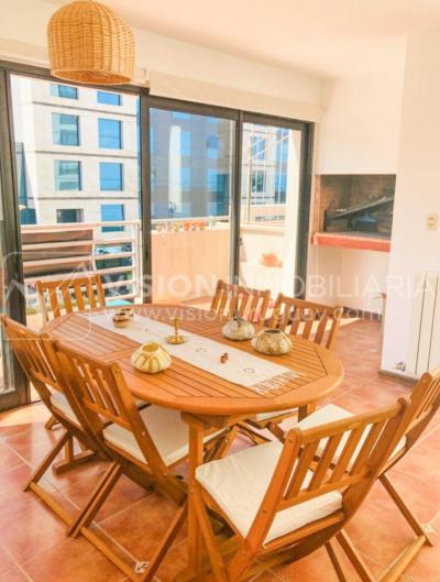 Casa inmaculada, reciclaje gran nivel, diseño y confort, Padrón Único, Punta Carretas; 3 dorm y 3 baños, barbacoa cerrada y terraza al frente, patio interior, 202 m2 construidos. A 20 mts. de Rambla, vista lateral al mar.