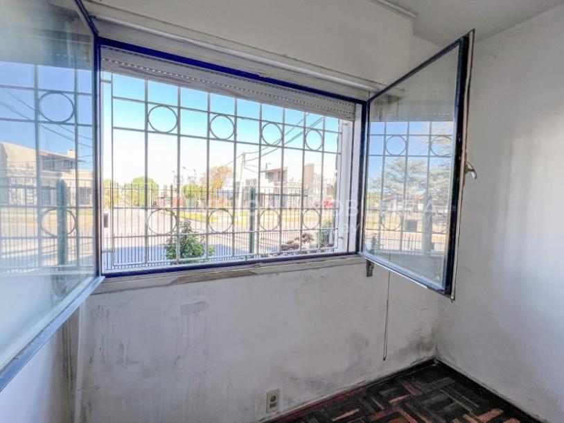 Casa en Venta de 3 Dormitorios, 2 Baños, Garaje, Jardín y Patio. 130 m2 construidos en Propiedad Horizontal -padrón de 290 m2-, en Malvín Sur a 50 mts. de Plaza Italia. U$ 220.000-63