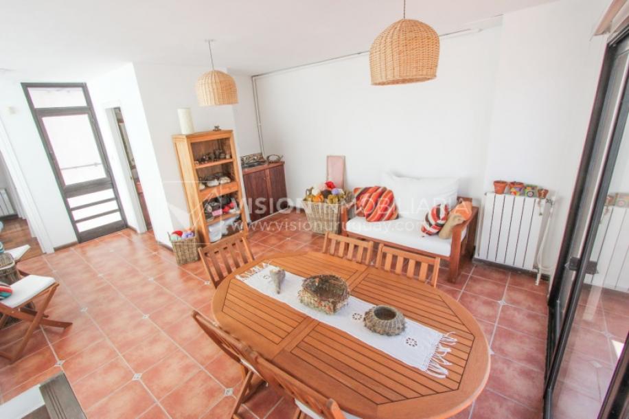 Casa inmaculada, reciclaje gran nivel, diseño y confort, Padrón Único, Punta Carretas; 3 dorm y 3 baños, barbacoa cerrada y terraza al frente, patio interior, 202 m2 construidos. A 20 mts. de Rambla, vista lateral al mar.-72