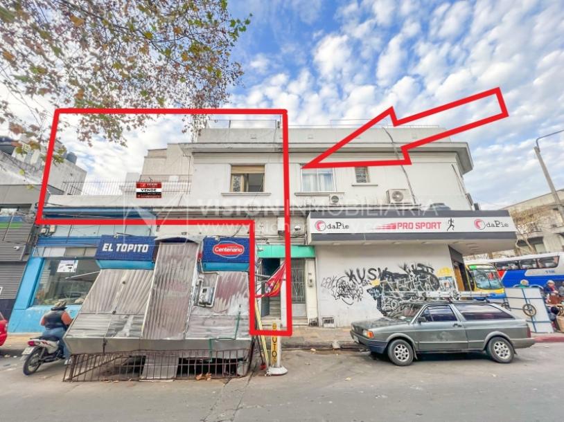 Apartamento Duplex en Venta ideal Renta. Al frente, 4 Dormitorios y 2 Baños, La Unión sobre Av. 8 de Octubre, Piso 1 por escalera, reciclado, impecable para entrar ya. 204 m2 totales 111 m2 interiores + 93 m2 Terrazas. Parrillero.-60